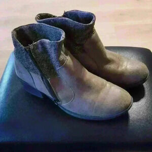 B.O.C. Bendell Taupe Low Heel Ankle Boots Size: 6.5